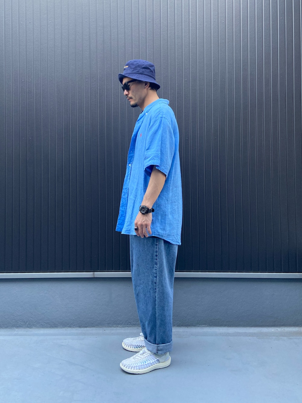 ブルー系のシャツ/ブラウス、ブルー系のTシャツ/カットソー、ブルー系のデニムパンツを着用したメンズの夏コーディネートの2枚目の写真