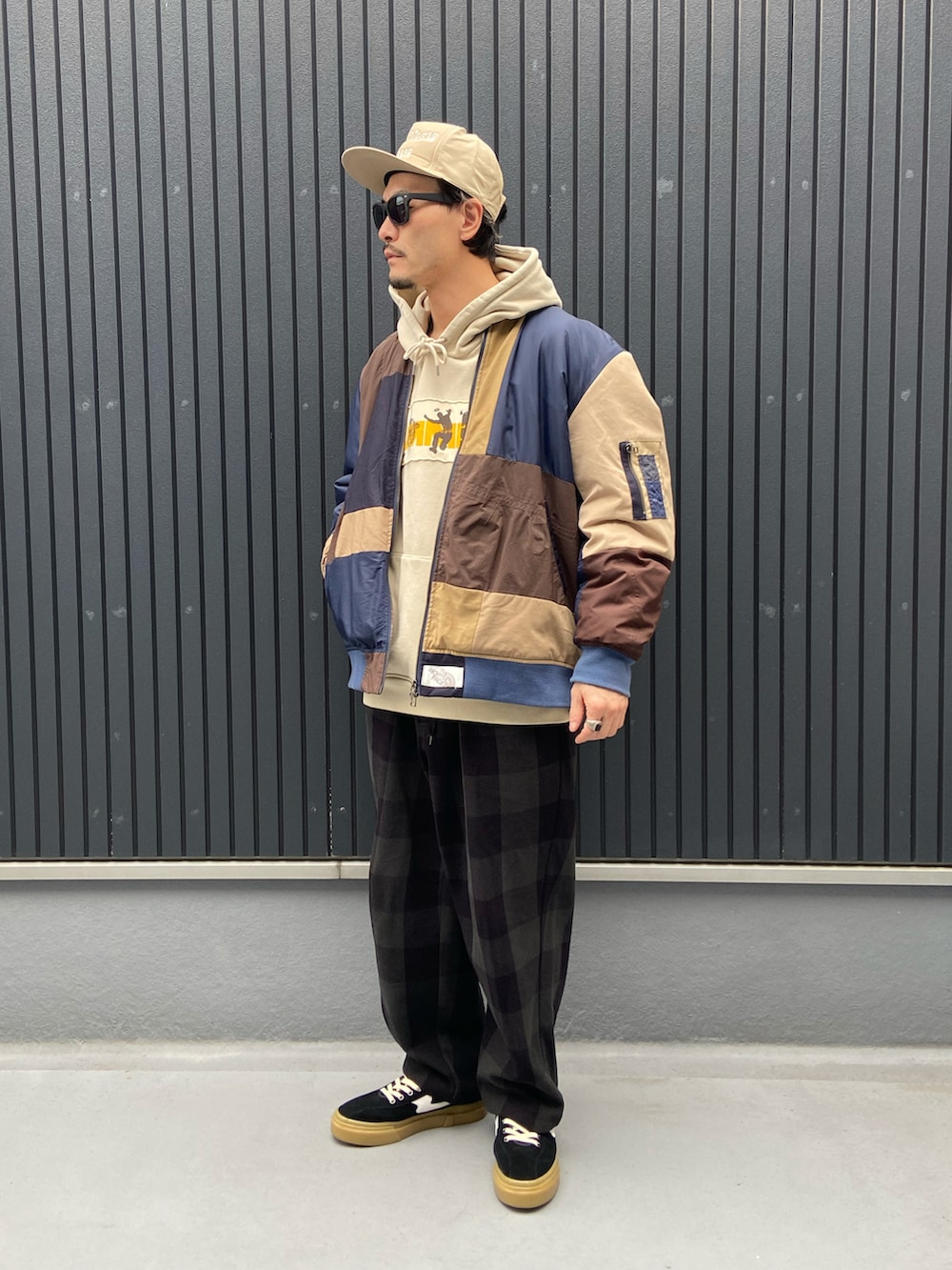 その他のジャケット/アウター、ベージュ系のパーカー、ベージュ系のパーカーを着用したメンズの春コーディネートの3枚目の写真