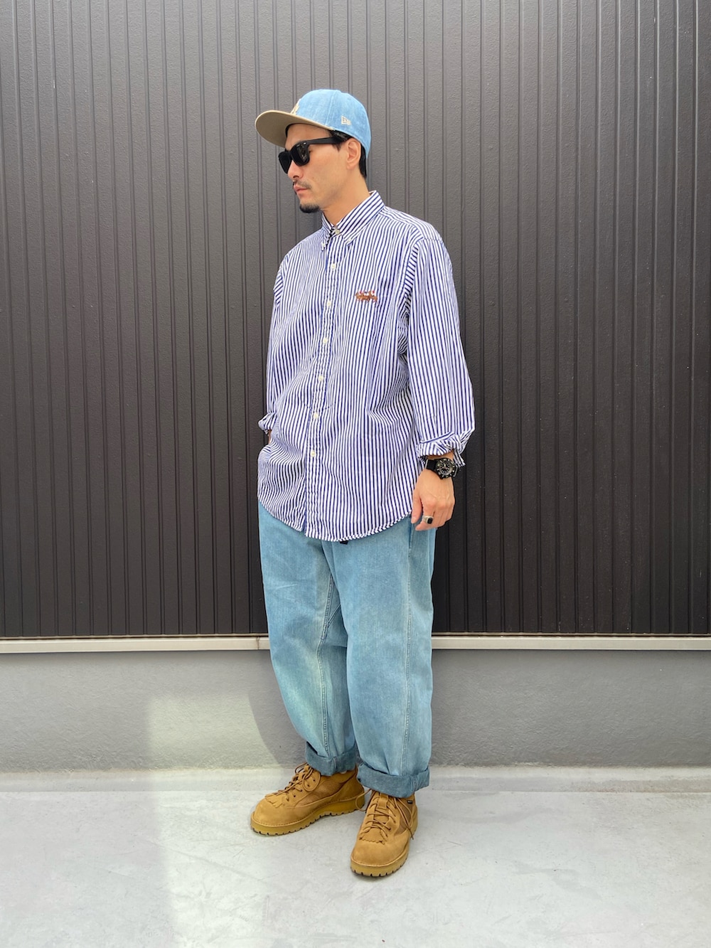 その他のシャツ/ブラウス、ブルー系のデニムパンツ、ベージュ系のシューズを着用したメンズの秋コーディネートの3枚目の写真