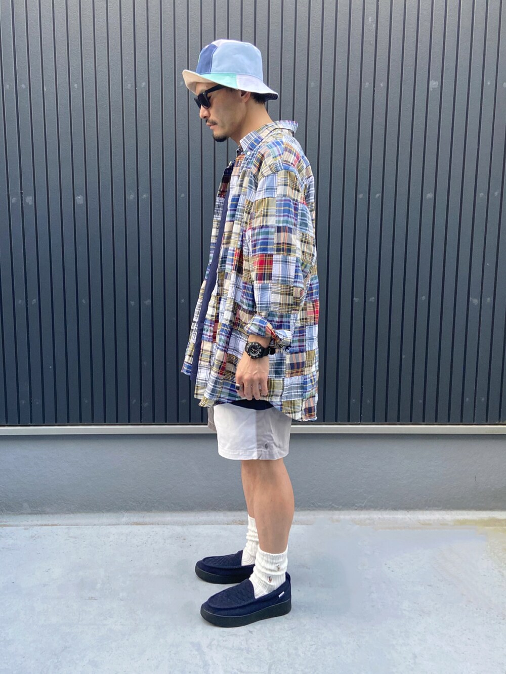 その他のシャツ/ブラウス、ブルー系のTシャツ/カットソー、その他のパンツを着用したメンズの春コーディネートの2枚目の写真