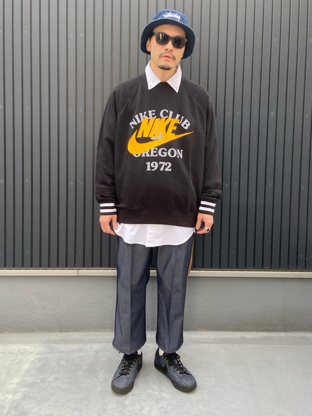 ブラック系のTシャツ/カットソー、ホワイト系のシャツ/ブラウス、ブルー系のパンツを着用したメンズの春コーディネートの3枚目の写真