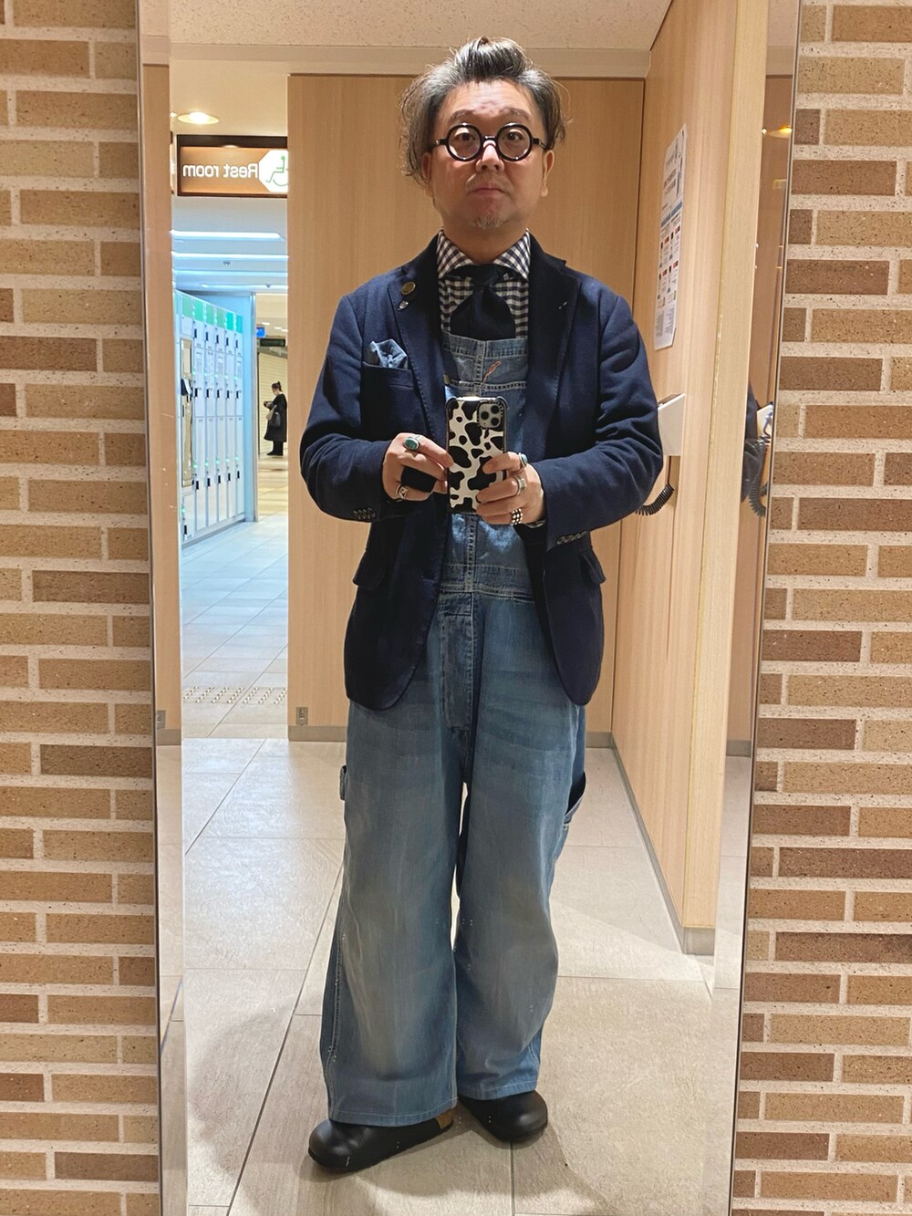 ブルー系のサロペット/オーバーオール、ブルー系のテーラードジャケット、ブルー系のネクタイを着用したメンズの秋コーディネートの2枚目の写真