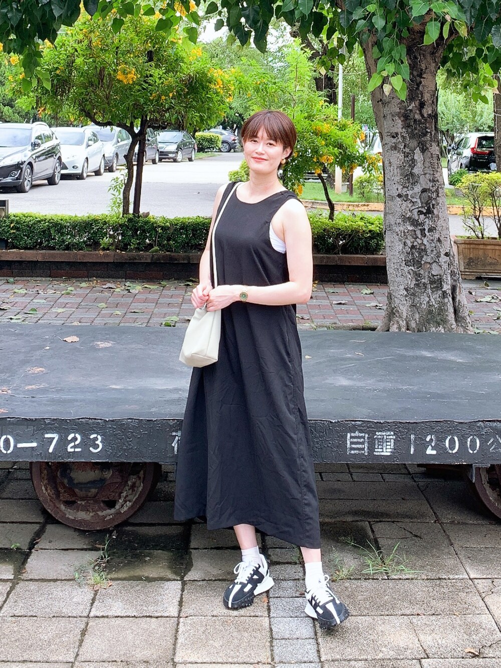 「着回しコーデ、おしゃれさんと繋がりたい、今日のコーデ、ootd、休日コーデ、いいね、save、フォローお願いします🤑、夏コーデ、outfit、ワンピースコーデ、残暑コーデ、black and white、onepiece、black」｜「NEW BALANCEのXC-72（スニーカー、ブラック系）」を使った、Kaoriさん（レディース・167cm）の秋コーディネートの4枚目の写真