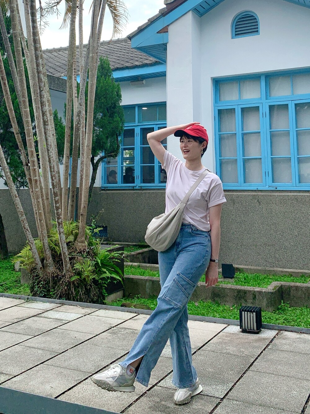 「カジュアルスタイル、楽チンコーデ、初夏コーデ、スニーカーコーデ、今日のコーデ、夏コーデ、UNIQLO、高身長女子、夏服、いいね、save、フォローお願いします🤑、outfit、高身長コーデ、極短髮、CAP、red」｜「no brandのアイテム（Tシャツ/カットソー、ピンク系）」を使った、Kaoriさん（レディース・167cm）の春コーディネートの2枚目の写真
