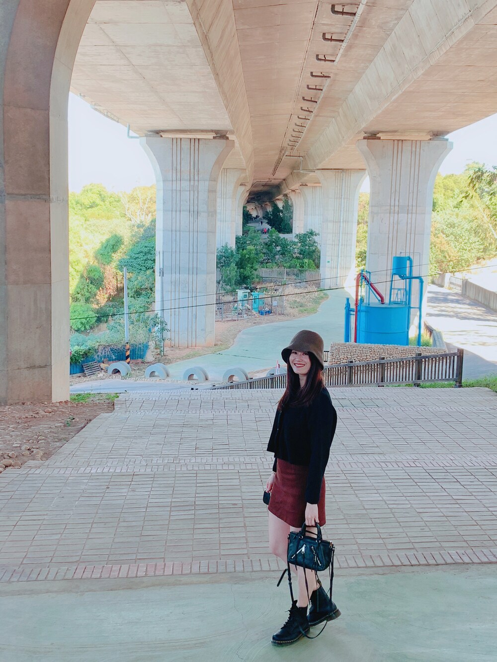 「ootd、女人味、毛帽、冬コーデ、裙子、黑色、休閒、毛衣、スニーカー、スウェット、靴」｜「no brandのアイテム（ニットキャップ/ビーニー、ブラウン系）」を使った、Kaoriさん（レディース・167cm）の冬コーディネートの2枚目の写真