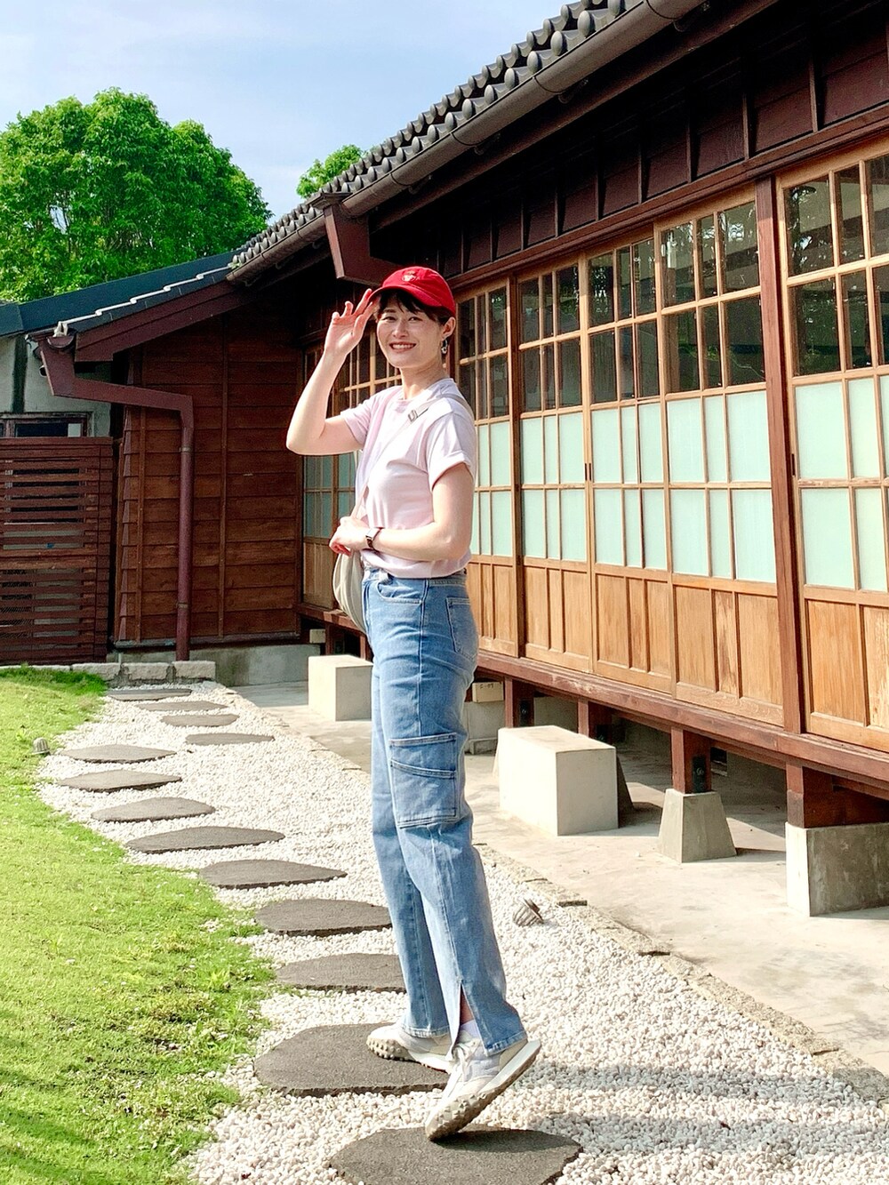「カジュアルスタイル、楽チンコーデ、初夏コーデ、スニーカーコーデ、今日のコーデ、夏コーデ、UNIQLO、高身長女子、夏服、いいね、save、フォローお願いします🤑、outfit、高身長コーデ、極短髮、CAP、red」｜「no brandのアイテム（Tシャツ/カットソー、ピンク系）」を使った、Kaoriさん（レディース・167cm）の春コーディネートの3枚目の写真