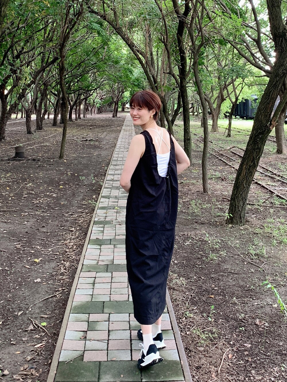 「着回しコーデ、おしゃれさんと繋がりたい、今日のコーデ、ootd、休日コーデ、いいね、save、フォローお願いします🤑、夏コーデ、outfit、ワンピースコーデ、残暑コーデ、black and white、onepiece、black」｜「NEW BALANCEのXC-72（スニーカー、ブラック系）」を使った、Kaoriさん（レディース・167cm）の秋コーディネートの2枚目の写真