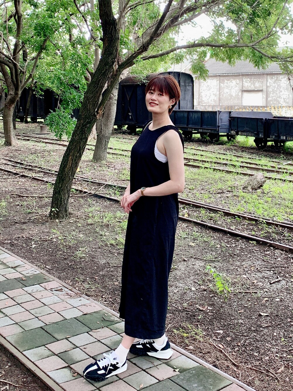「着回しコーデ、おしゃれさんと繋がりたい、今日のコーデ、ootd、休日コーデ、いいね、save、フォローお願いします🤑、夏コーデ、outfit、ワンピースコーデ、残暑コーデ、black and white、onepiece、black」｜「NEW BALANCEのXC-72（スニーカー、ブラック系）」を使った、Kaoriさん（レディース・167cm）の秋コーディネートの3枚目の写真