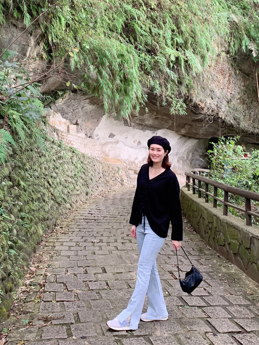 ブラック系のトートバッグ、グレー系のスニーカー、グリーン系のその他アウターを着用したレディースの冬コーディネートの3枚目の写真