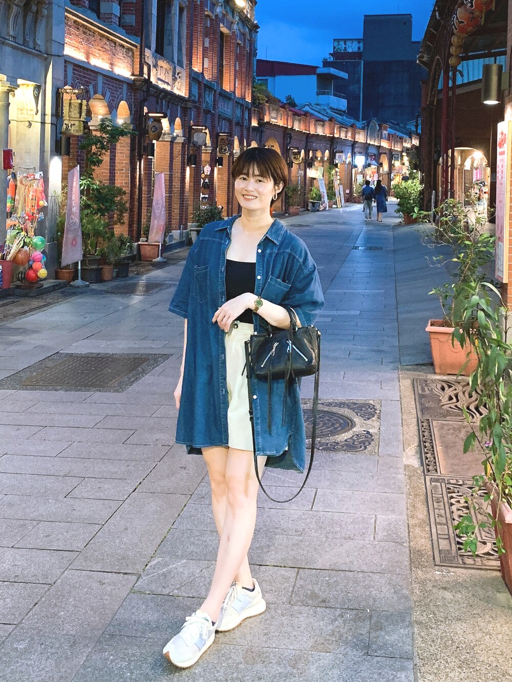 「休日スタイル、オトナ女子、春コーデ、デニム、春夏コーデ、着回しコーデ、今日のコーデ、シャツ、New Balance、NEWBALANCE、NB237、老街、三峽老街、高身長コーデ、高身長女子」｜「REBECCA MINKOFFのアイテム（ショルダーバッグ、ブラック系）」を使った、Kaoriさん（レディース・167cm）の春コーディネートの2枚目の写真