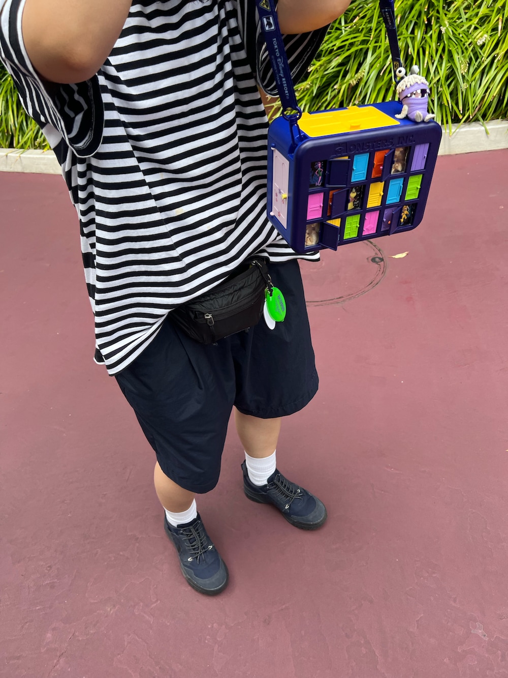 ブラック系のTシャツ/カットソー、ブルー系のパンツ、ブルー系のスニーカーを着用したメンズの秋コーディネートの3枚目の写真
