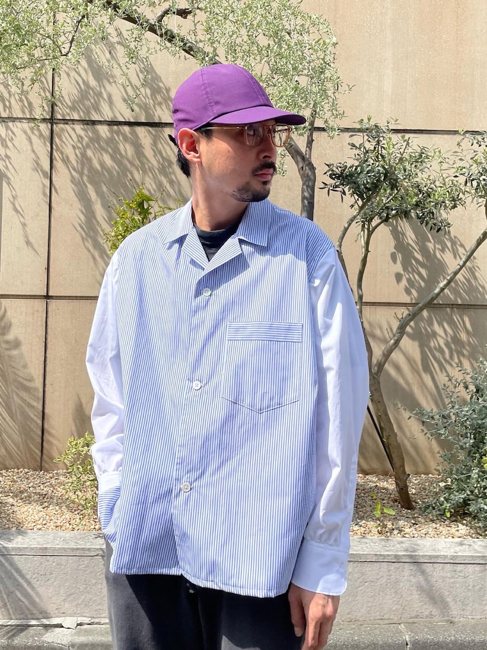 ブラウン系のサンダルを着用したメンズの春コーディネートの2枚目の写真