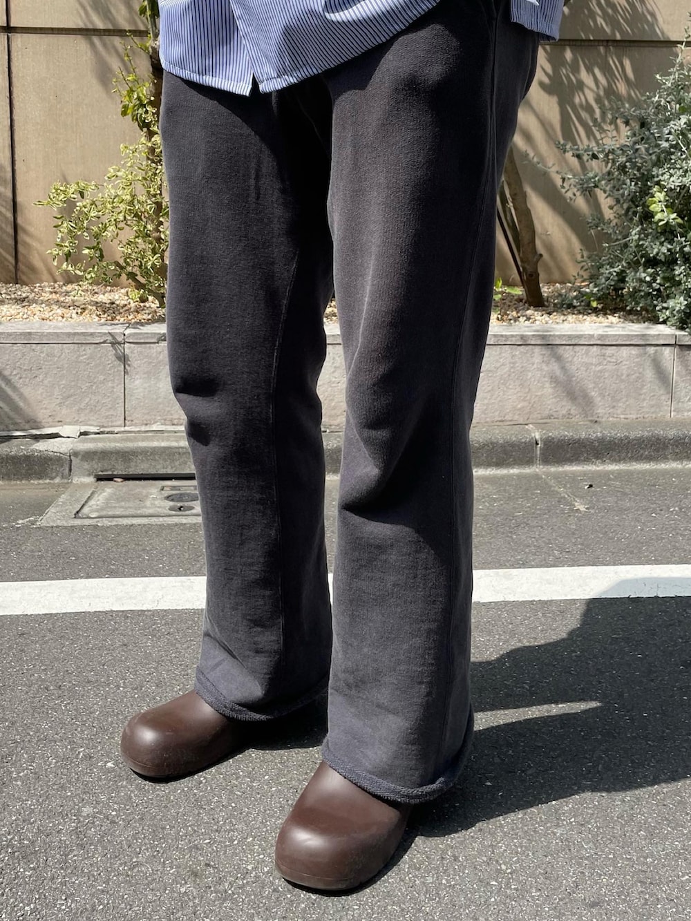 ブラウン系のサンダルを着用したメンズの春コーディネートの3枚目の写真