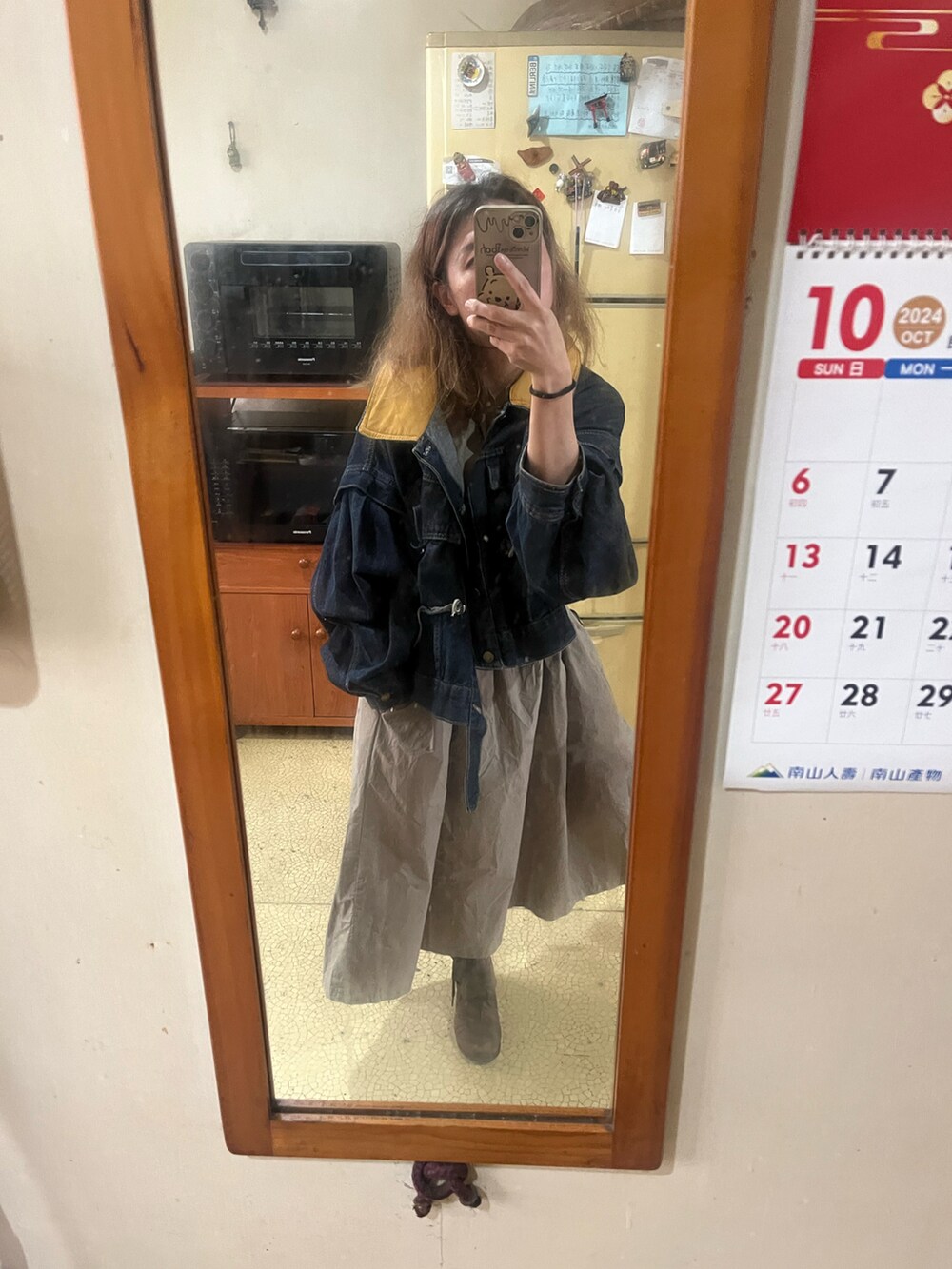 その他のシャツワンピース、ブラウン系のショルダーバッグ、ブルー系のデニムジャケットを着用したレディースの秋コーディネートの2枚目の写真