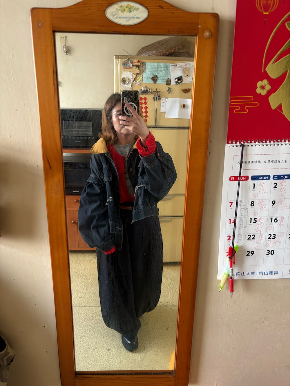 レッド系のその他アウター、ブルー系のデニムジャケット、ブルー系のスラックスを着用したレディースの秋コーディネートの2枚目の写真