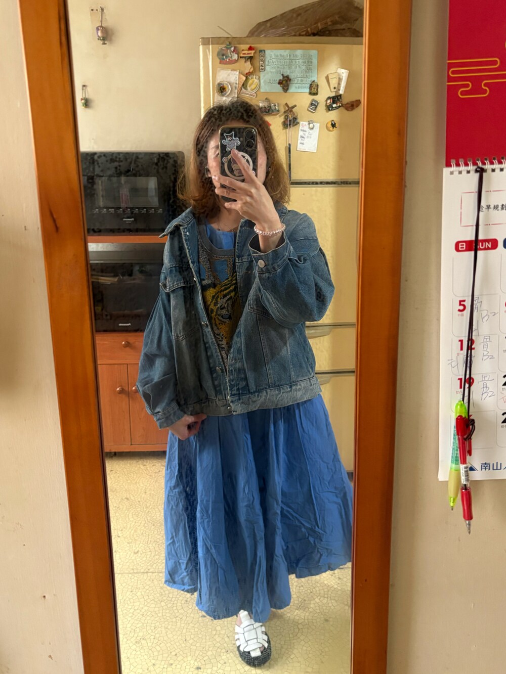 ブルー系のワンピース/ドレス、グレー系のスウェット、ブルー系のデニムジャケットを着用したレディースの秋コーディネートの2枚目の写真