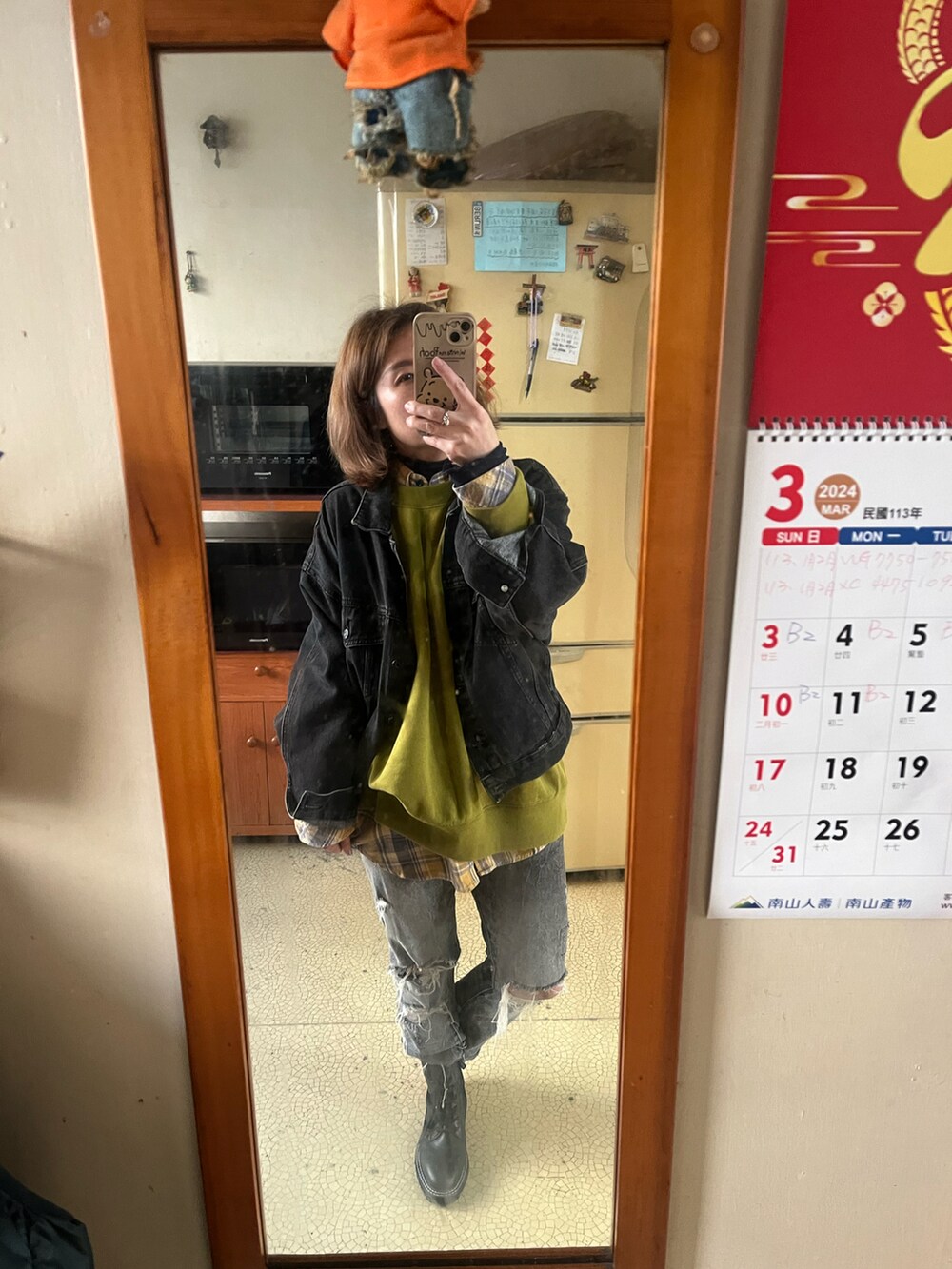 ブラック系のデニムジャケット、イエロー系のスウェット、イエロー系のシャツ/ブラウスを着用したレディースの春コーディネートの2枚目の写真