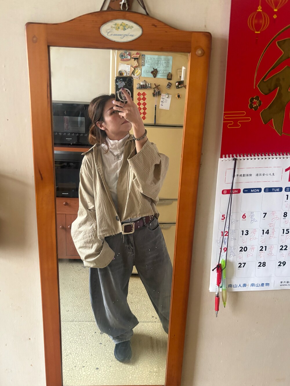 ホワイト系のニット/セーター、ブラウン系のブルゾン、グレー系のデニムパンツを着用したレディースの秋コーディネートの2枚目の写真