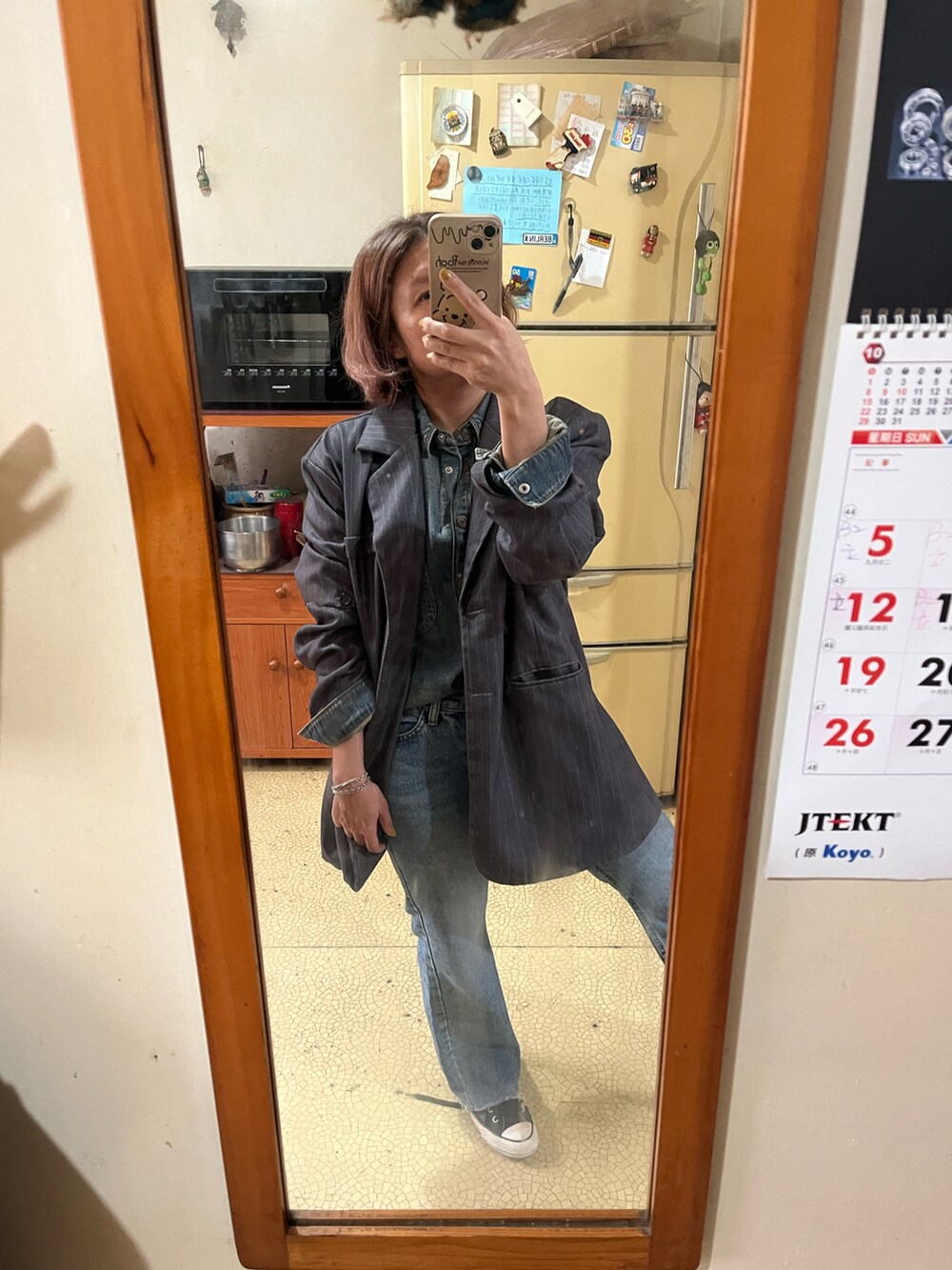 ブルー系のシャツ/ブラウス、グレー系のテーラードジャケット、ブラック系のスニーカーを着用したレディースの秋コーディネートの2枚目の写真