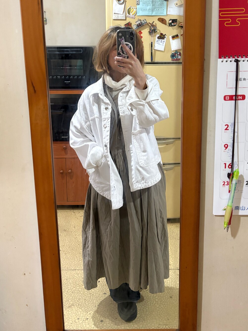 その他のシャツワンピース、ホワイト系のデニムジャケット、ブルー系のデニムパンツを着用したレディースの春コーディネートの2枚目の写真