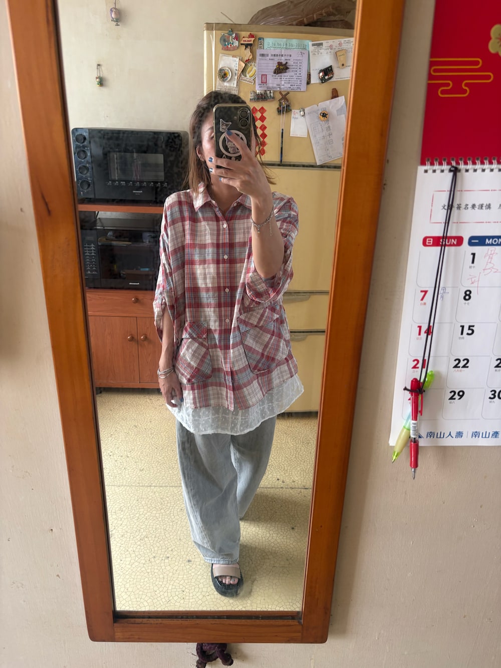 レッド系のシャツ/ブラウス、ホワイト系のスカート、グレー系のデニムパンツを着用したレディースの秋コーディネートの2枚目の写真