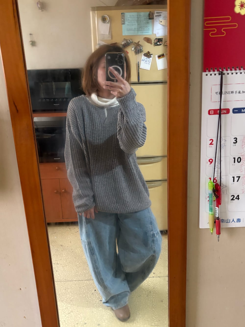 ブラウン系のその他アウター、グレー系のニット/セーター、ブルー系のデニムパンツを着用したレディースの冬コーディネートの2枚目の写真