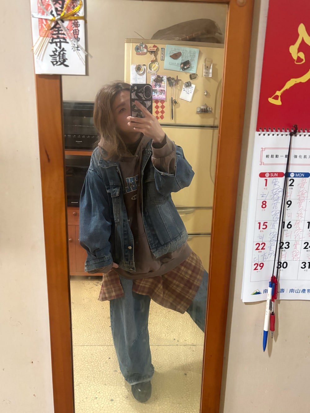 ブラウン系のスウェット、ブルー系のデニムジャケット、その他のスカートを着用したレディースの春コーディネートの2枚目の写真