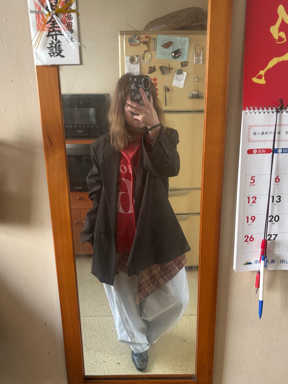 レッド系のTシャツ/カットソー、その他のスカート、グレー系のチノパンツを着用したレディースの春コーディネートの2枚目の写真