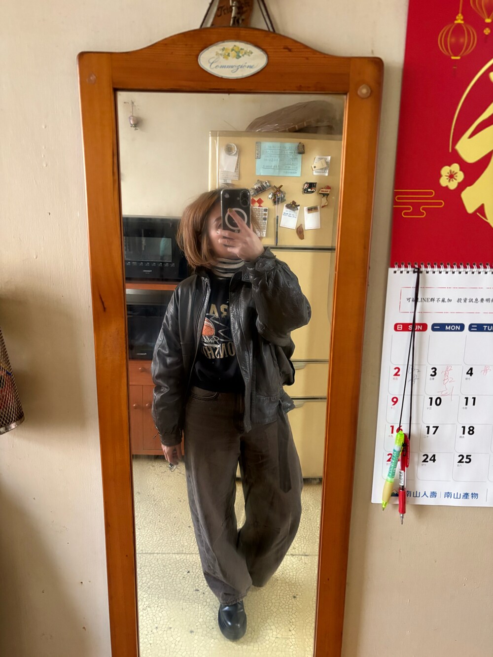 ブラック系のスウェット、ブラウン系のその他アウター、その他のデニムパンツを着用したレディースの冬コーディネートの2枚目の写真