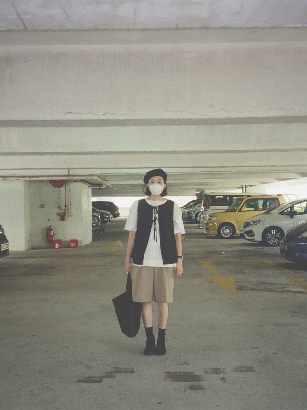 ブラック系のブーツを着用したレディースの夏コーディネートの2枚目の写真