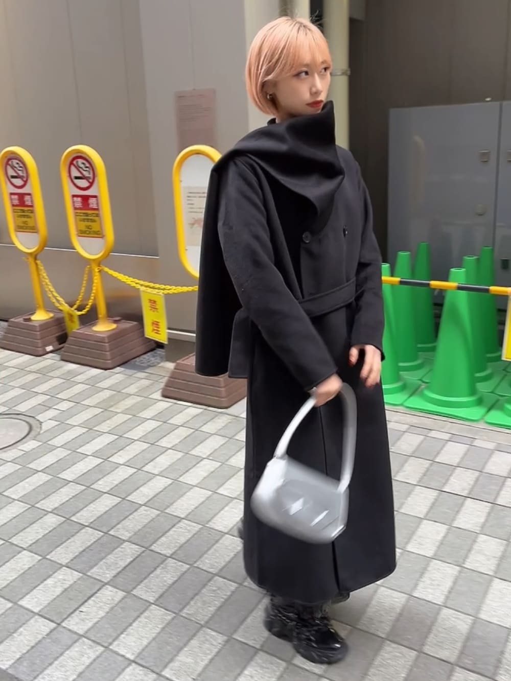 「私の推しブランド、ブラック、ブラックコーデ、黒アウター、ブラック×ベージュ、ハイトーンカラー、ウエストマーク、ハンドバッグ、シルバーアクセサリー、シルバーバッグ、シンプル、モード、モードストリート、中国、大青龙肆」｜「大青龙肆のアイテム（チェスターコート、ブラック系）」を使った、ｲ ﾄ ﾖさん（レディース・165cm）の冬コーディネートの3枚目の写真
