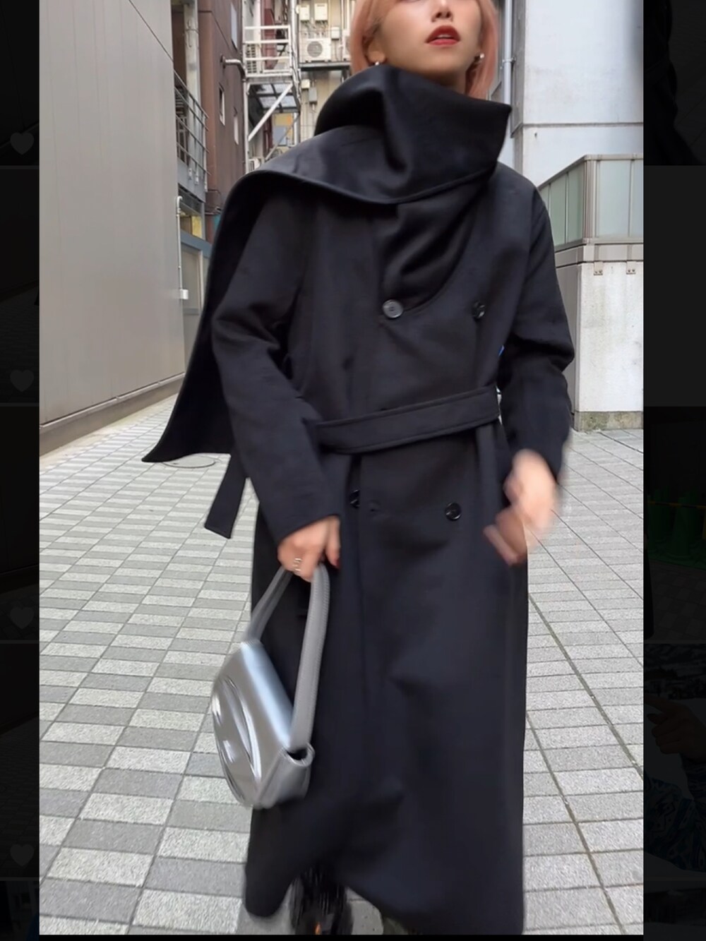 「私の推しブランド、ブラック、ブラックコーデ、黒アウター、ブラック×ベージュ、ハイトーンカラー、ウエストマーク、ハンドバッグ、シルバーアクセサリー、シルバーバッグ、シンプル、モード、モードストリート、中国、大青龙肆」｜「大青龙肆のアイテム（チェスターコート、ブラック系）」を使った、ｲ ﾄ ﾖさん（レディース・165cm）の冬コーディネートの2枚目の写真