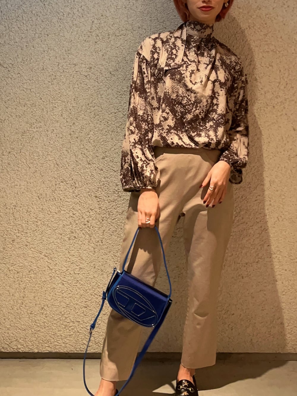 その他のシャツ/ブラウス、ベージュ系のパンツ、ブルー系のショルダーバッグを着用したレディースの冬コーディネートの2枚目の写真