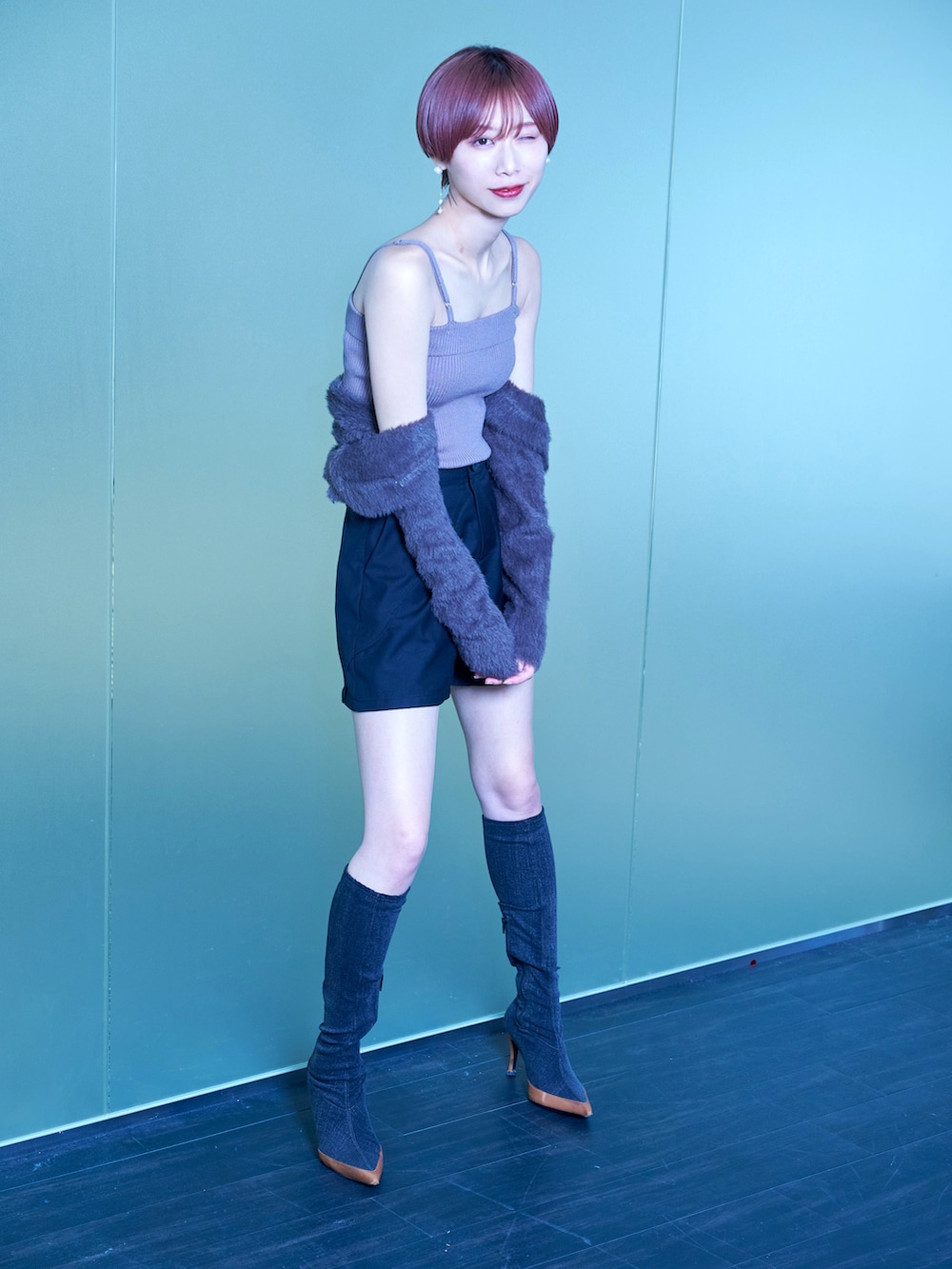 ブラック系のブーツを着用したレディースの春コーディネートの2枚目の写真