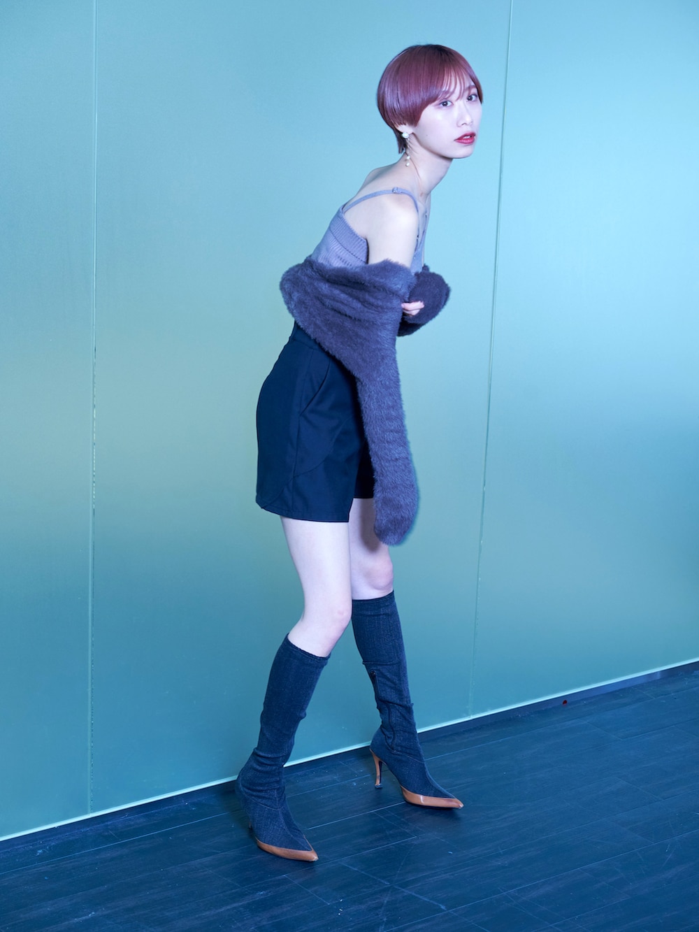 ブラック系のブーツを着用したレディースの春コーディネートの3枚目の写真