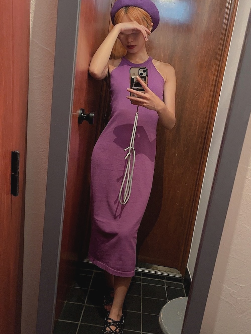 ブラック系のサンダル、ホワイト系のショルダーバッグを着用したレディースの夏コーディネートの2枚目の写真