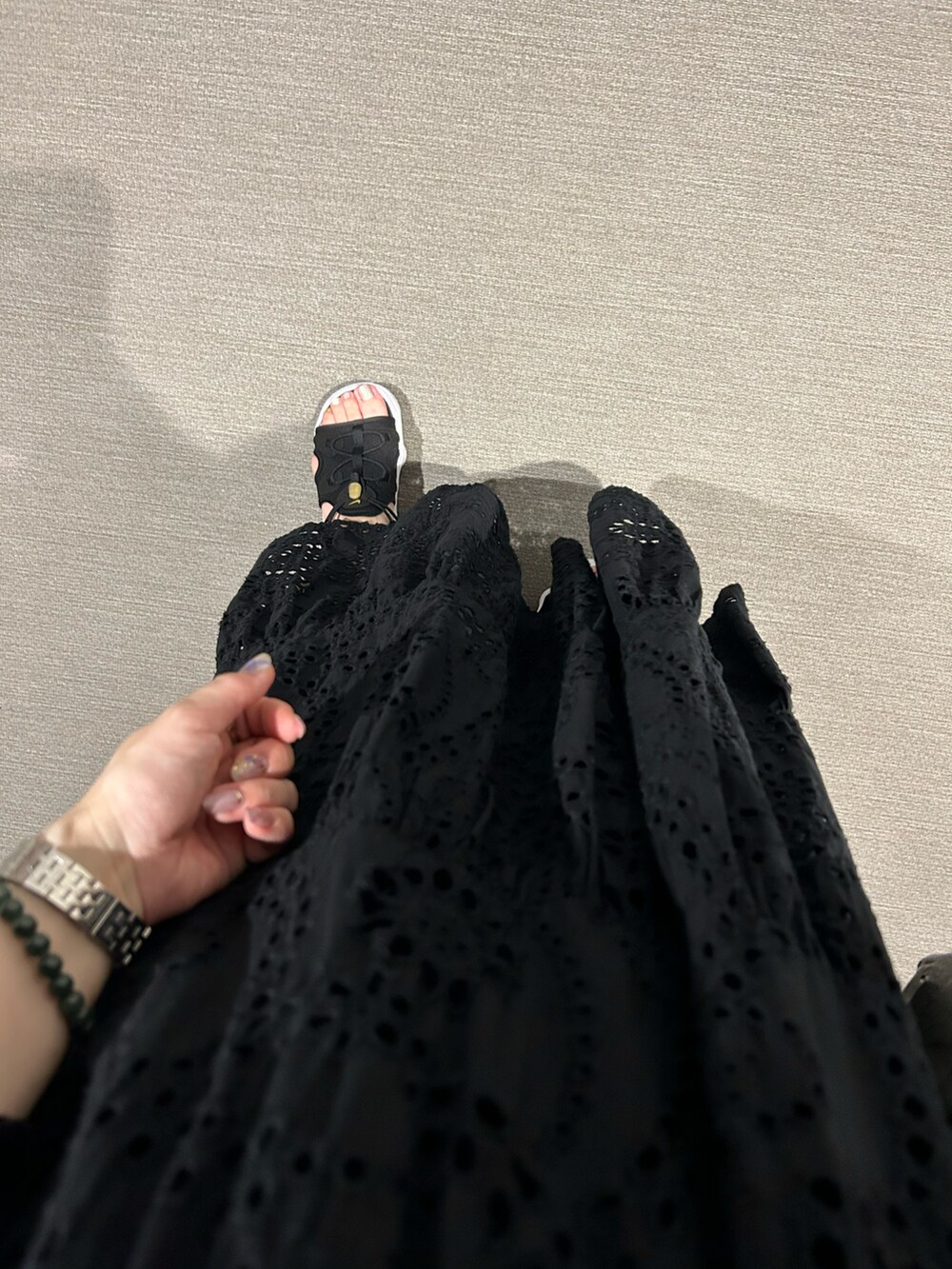 ブラック系のワンピース、ブラック系のサンダル、ブラック系のショルダーバッグを着用したレディースの夏コーディネートの2枚目の写真