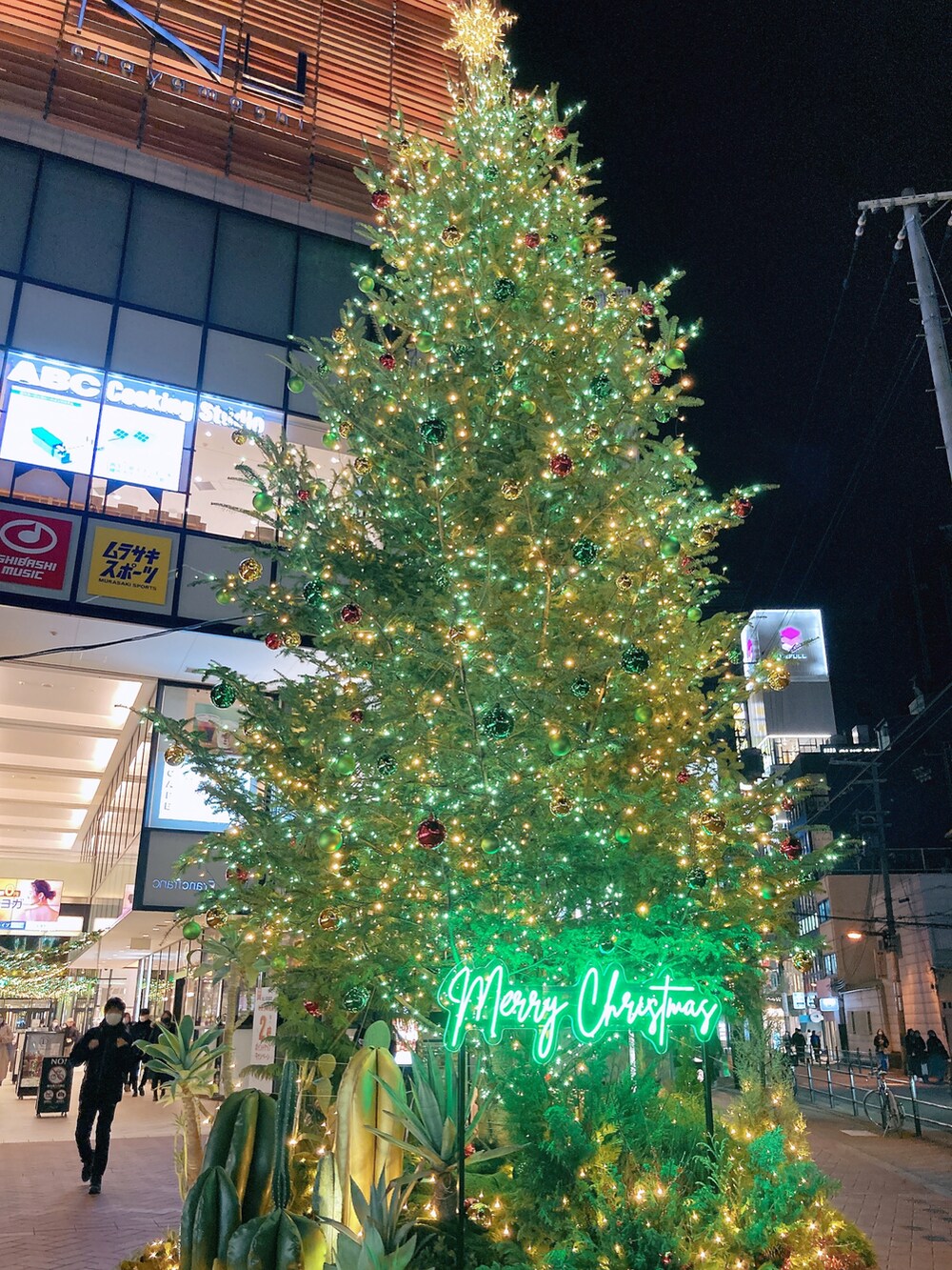 「あけましておめでとうございます！、休日スタイル、クリスマス、クリスマスコーデ、冬のコーデ、キャミワンピ、ファーベスト、レイヤードスタイル、リバーコート、TODAYFUL、TODAYFUL コーデ、クリスマス会」｜「TODAYFULのウールオーバーコート（チェスターコート、ホワイト系）」を使った、kaorin☆さん（骨格ストレート・レディース・156cm）の冬コーディネートの2枚目の写真
