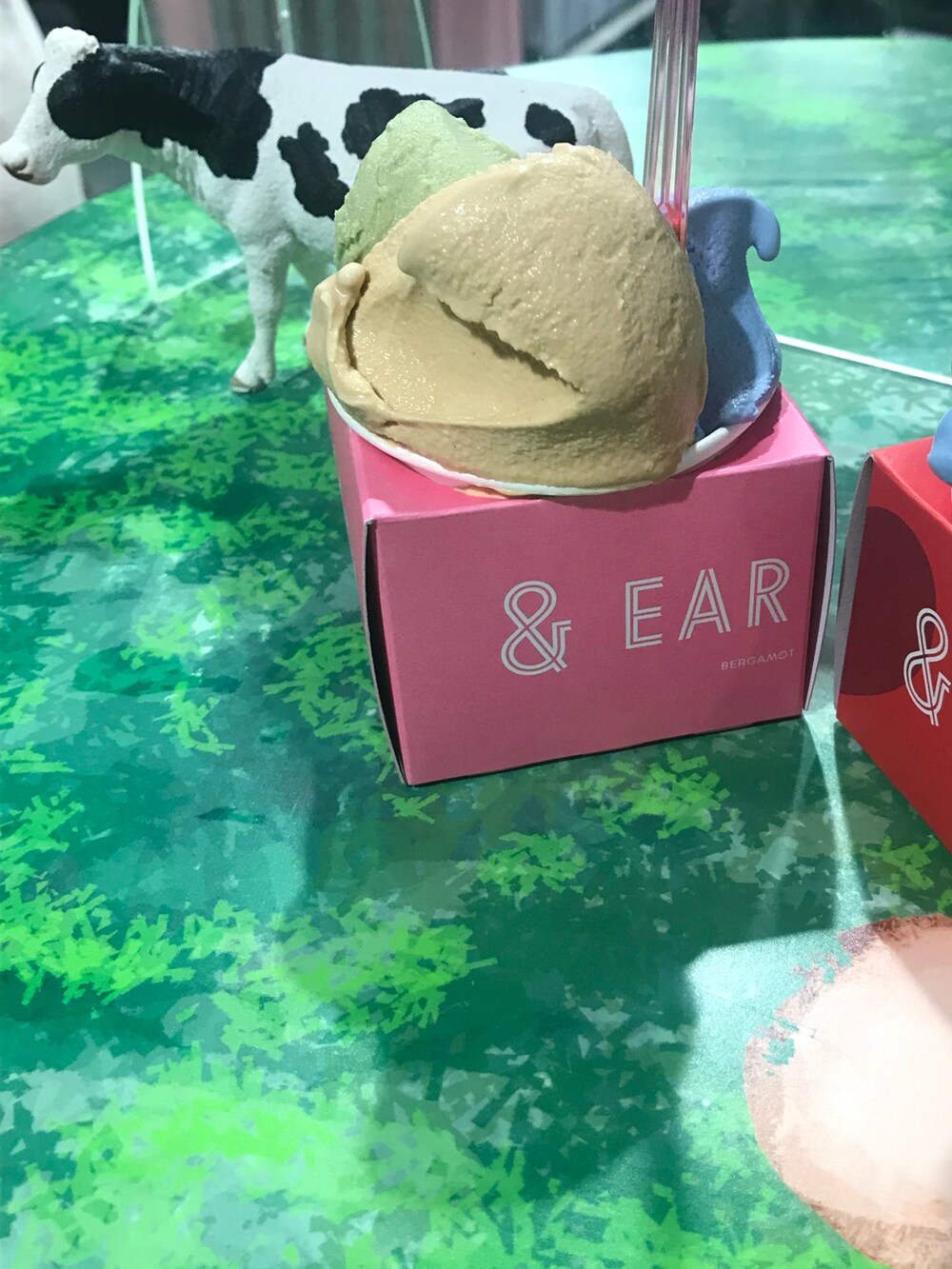 「TODAYFUL、Ungrid、グラデーション、グラデーションニット、タイトスカート、オトナ女子、おでかけコーデ、バレンタイン、アイス、大人カジュアル、カジュアル、ootd、きれいめカジュアル」｜「TODAYFULのウールオーバーコート（チェスターコート、ホワイト系）」を使った、kaorin☆さん（骨格ストレート・レディース・156cm）の春コーディネートの4枚目の写真