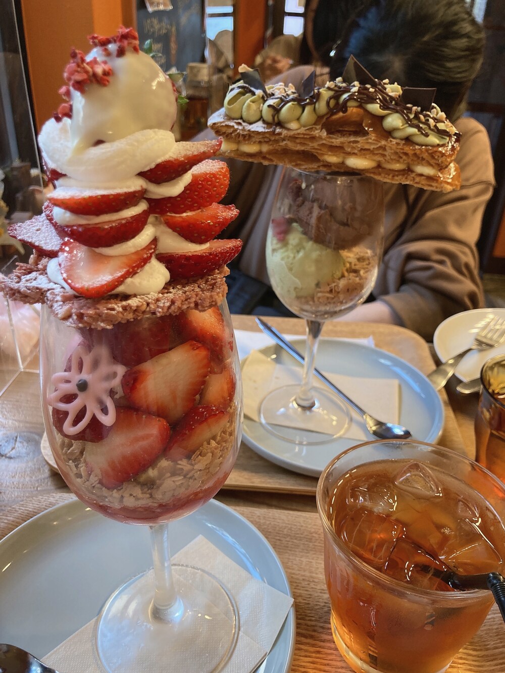 グリーン系のブルゾン、ブラック系のワンピース、ブラック系のショルダーバッグを着用したレディースの春コーディネートの2枚目の写真