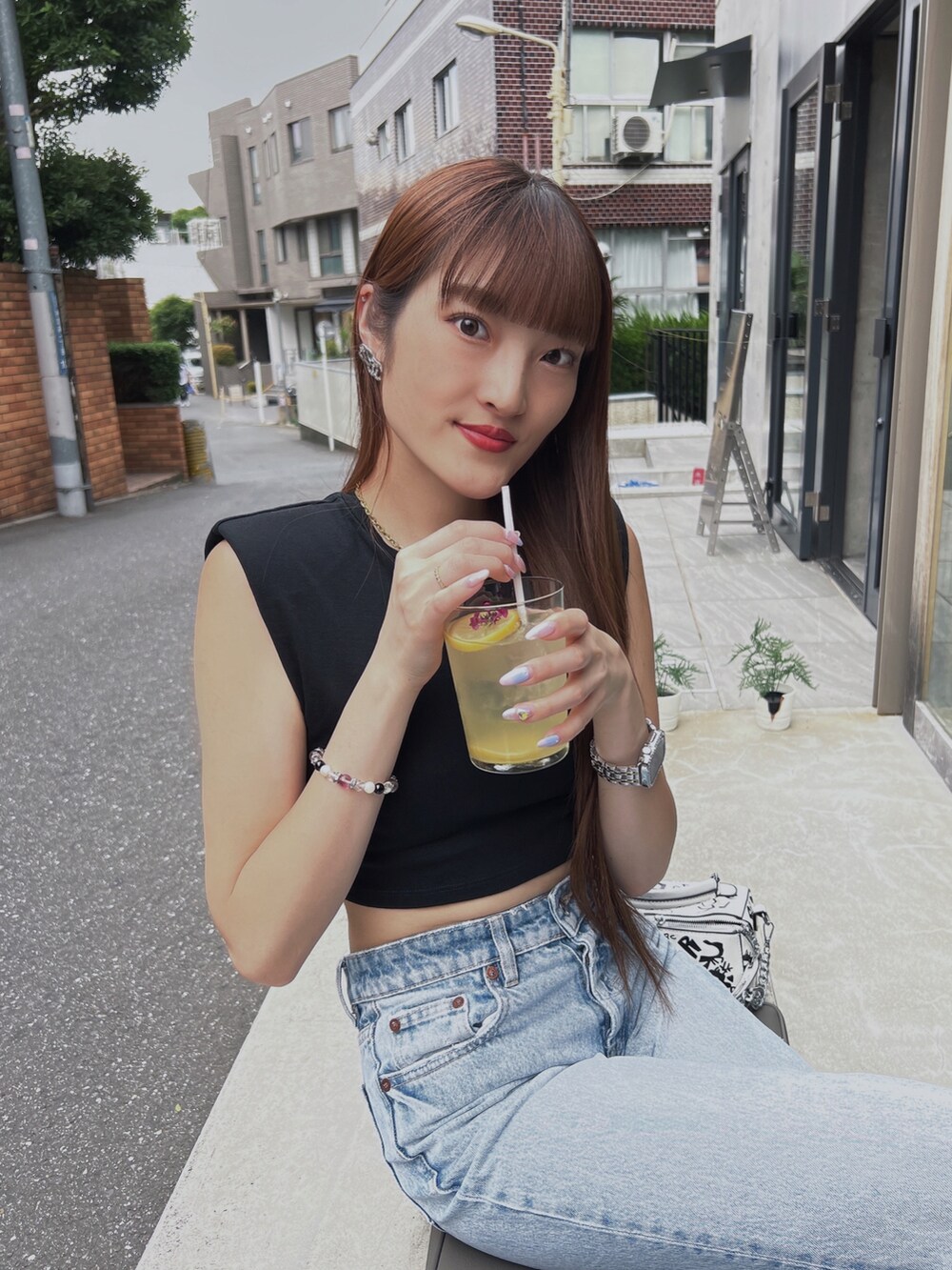 「今日のコスメと服、夏コーデ、お出かけコーデ、キレイめカジュアル、カジュアルコーデ、オトナカジュアル、リラックススタイル、ブラック、きれいめカジュアル、ノースリーブ、スニーカーコーデ、デニムパンツ、韓国コーデ、ストリート」｜「ZARAのアイテム（デニムパンツ、ブルー系）」を使った、Haruka ❤︎さん（骨格ナチュラル・レディース・168cm）の夏コーディネートの2枚目の写真