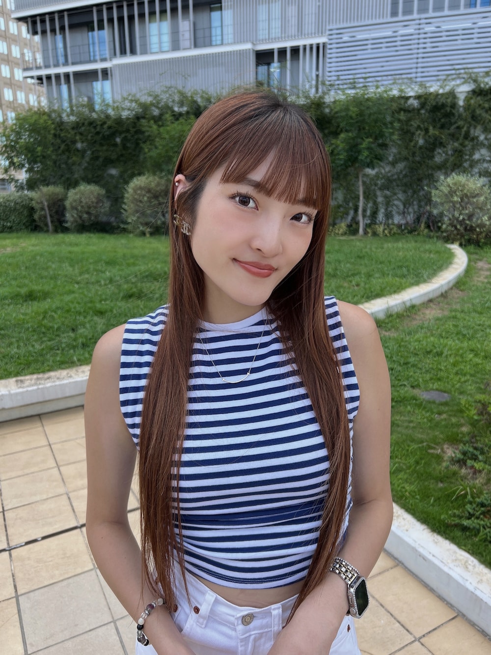 「今日のコスメと服、大人コーデ、オトナカジュアル、休日スタイル、大人かわいい、お出かけ、スタイルアップ、ホワイトデニム、かごバッグ、フラットシューズ、大人ファッション、ハイウエスト」｜「TIFFANY&Co.のアイテム（ネックレス、シルバー系）」を使った、Haruka ❤︎さん（骨格ナチュラル・レディース・168cm）の秋コーディネートの2枚目の写真