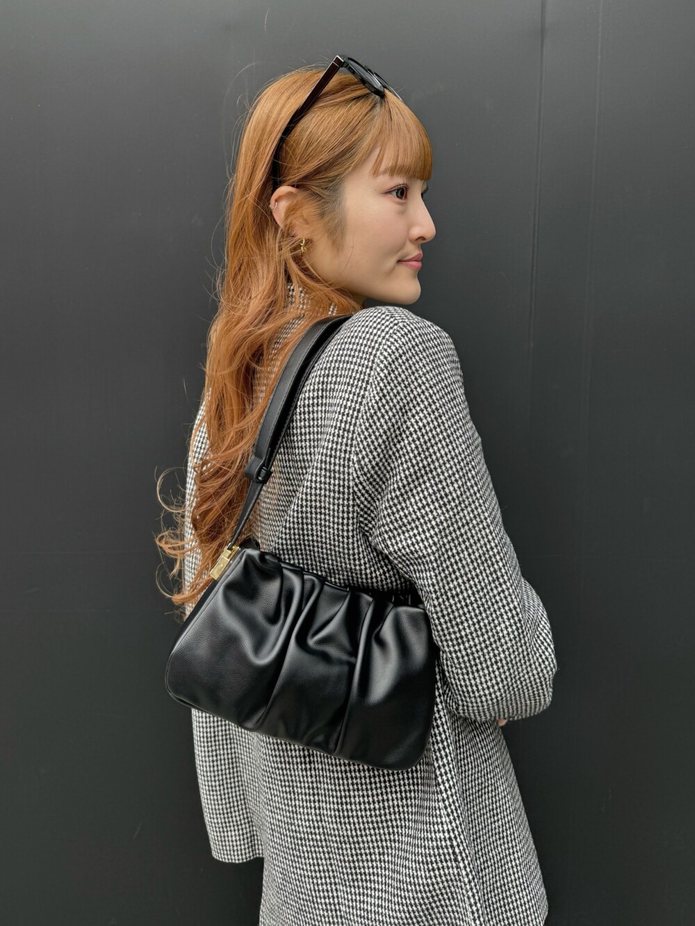「CLEA、un+frame、オトナカジュアル、春服コーデ、オトナ女子、春ファッション、大人コーデ、モノトーンコーデ、きれいめカジュアル、ジャケットスタイル、ショルダーバッグ、高身長女子、春のおしゃ見えテクニック」｜「un+frameのtack desigh leather shoulder bag／2WAYタックデザインPUショルダーバッグ（ショルダーバッグ、ブラック系）」を使った、Haruka ❤︎さん（骨格ナチュラル・レディース・168cm）の冬コーディネートの2枚目の写真