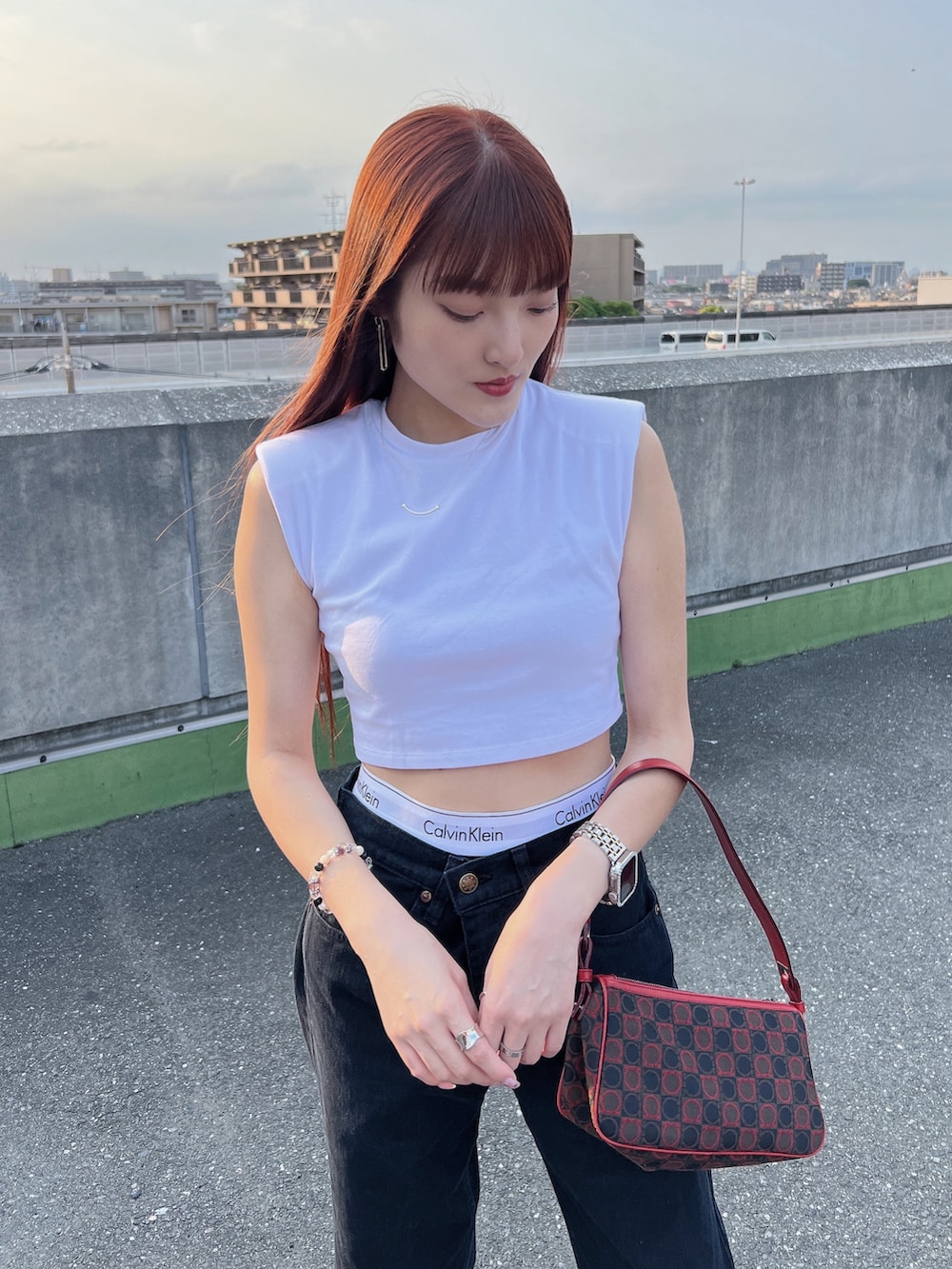 「みんなの白Tフェス、夏ファッション、ゆったりコーデ、リラックススタイル、お洒落さんとつながりたい、パンツスタイル、肌見せ、黒コーデ、UNIQLO、高身長コーデ、メンズライク、スポーツミックス、オトナカワイイ、スニーカーコーデ」｜「ZARAのアイテム（Tシャツ/カットソー、ホワイト系）」を使った、Haruka ❤︎さん（骨格ナチュラル・レディース・168cm）の夏コーディネートの2枚目の写真