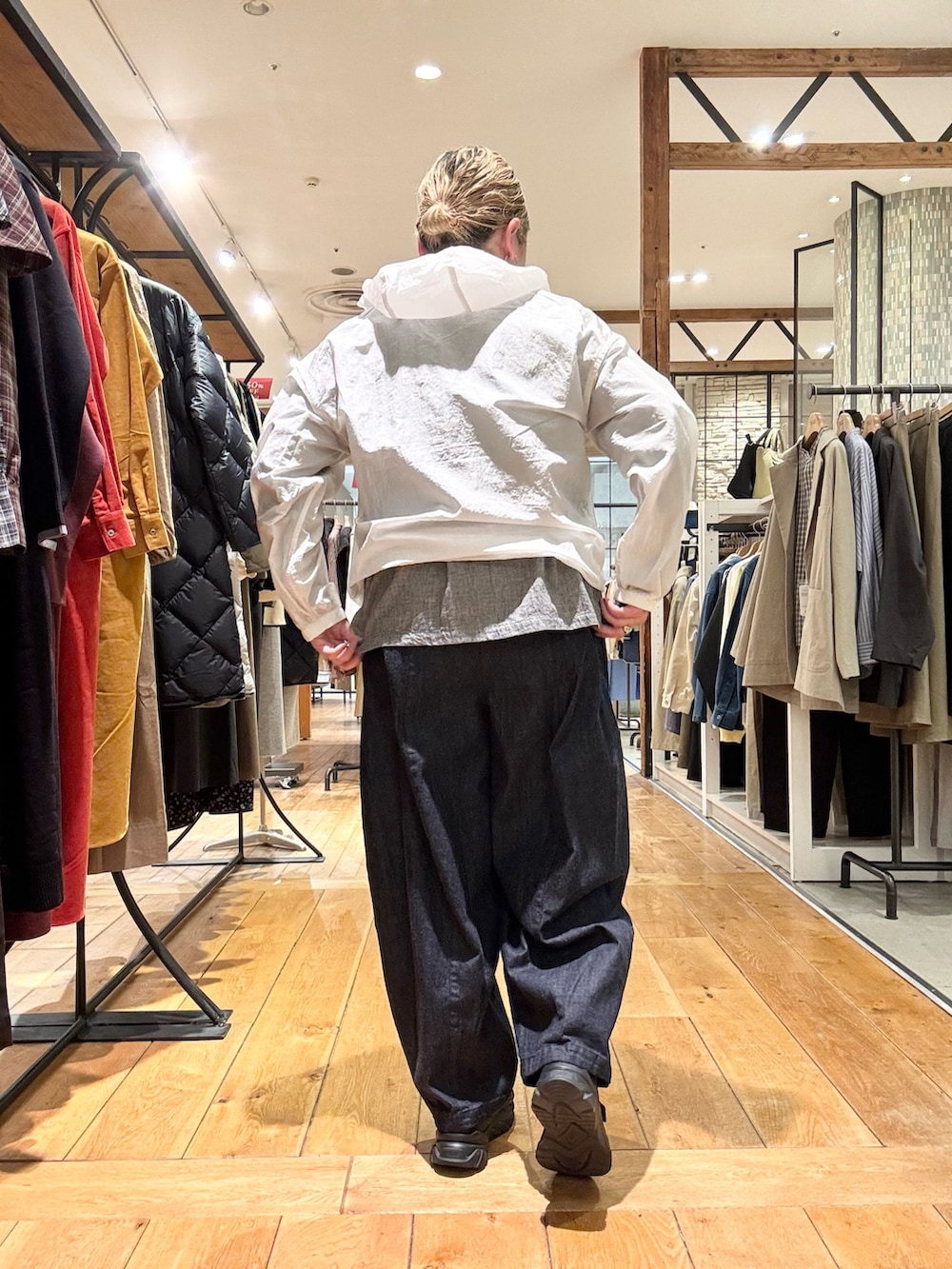 その他のシャツ/ブラウス、ブルー系のデニムパンツを着用したレディースの冬コーディネートの3枚目の写真