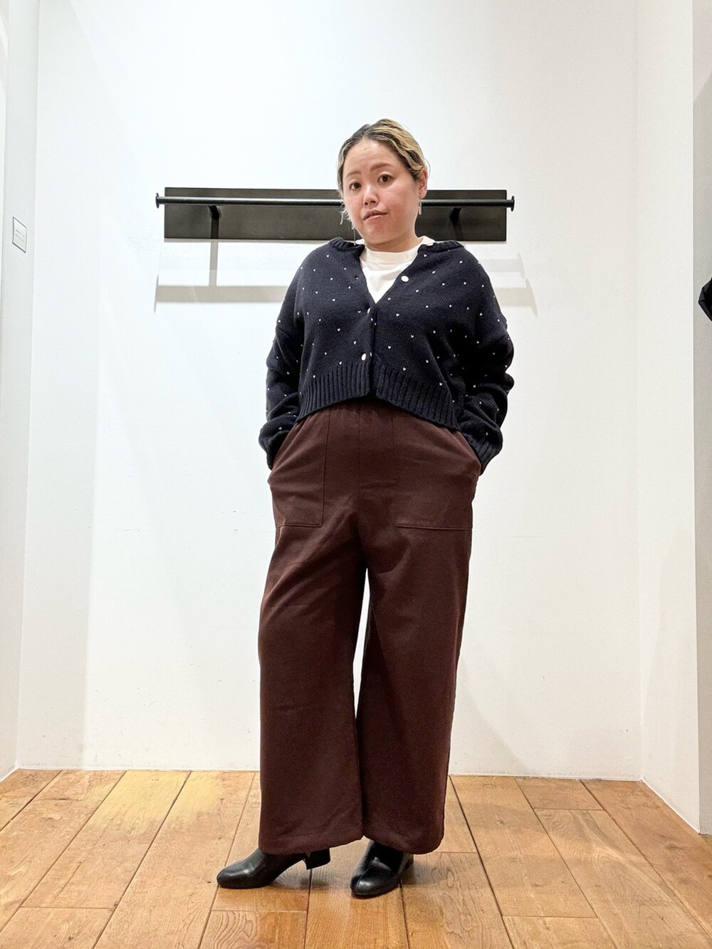 「冬アウター、最近のいい感じコーデ、ブラウン、冬コーデ、きれいめカジュアル、お出かけコーデ、オトナ女子、お洒落さんとつながりたい、パンツコーデ、大人ファッション、大人コーデ、ジャケット/アウター、冬、骨格ストレート、DOORS」｜「EKALのウールライクワイドイージートラウザー（その他パンツ、ブラウン系）」を使った、チコたんさん（レディース・156cm）の秋コーディネートの4枚目の写真