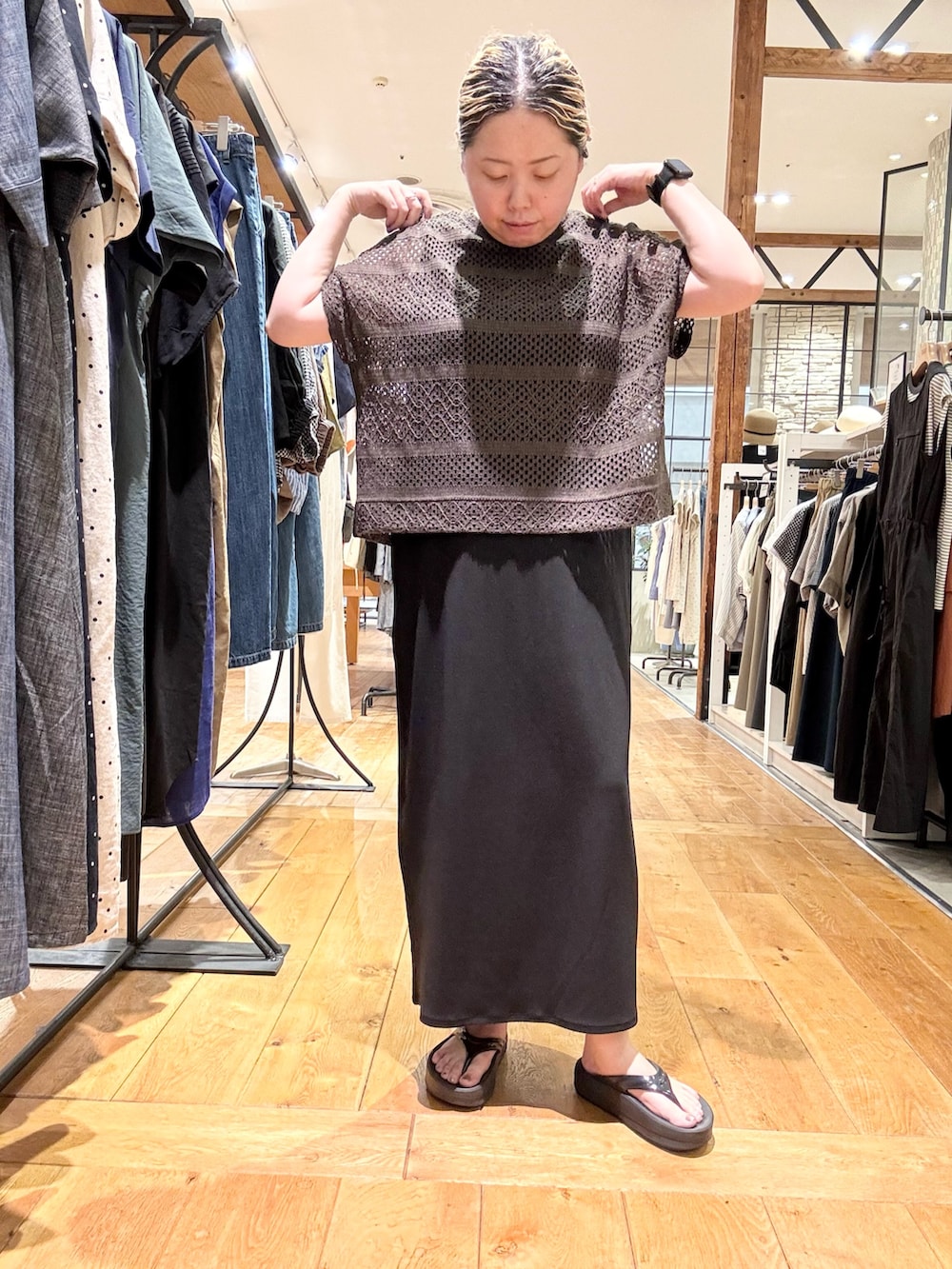 ブラウン系のその他トップス、ブラック系のワンピース、ブラック系のサンダルを着用したレディースの夏コーディネートの2枚目の写真