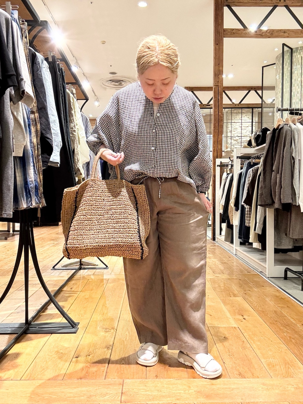 その他のシャツ/ブラウス、ブラウン系のその他パンツ、ホワイト系のタンクトップを着用したレディースの春コーディネートの2枚目の写真