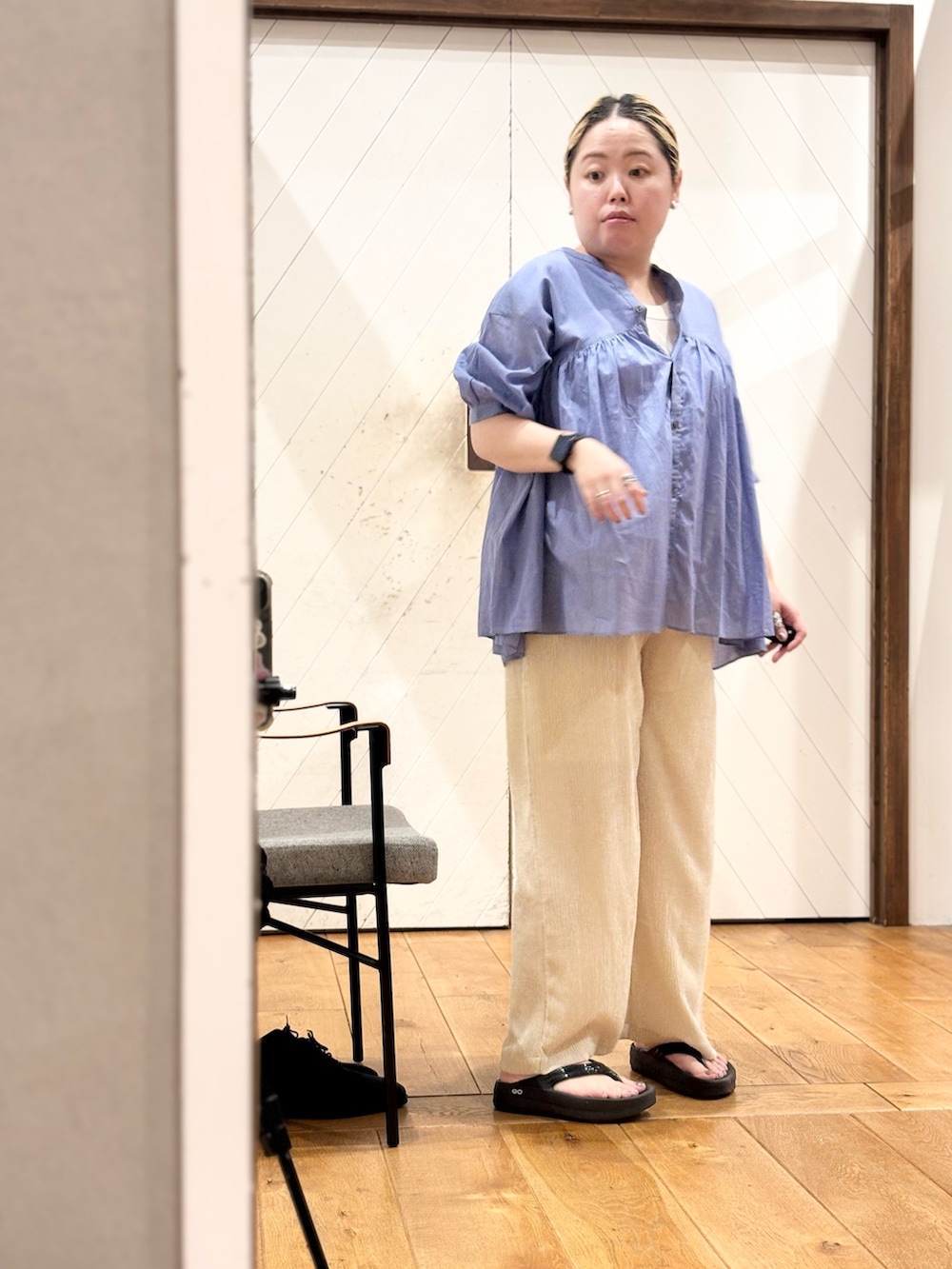 ブルー系のシャツ/ブラウス、ベージュ系のその他パンツ、ブラック系のサンダルを着用したレディースの夏コーディネートの4枚目の写真