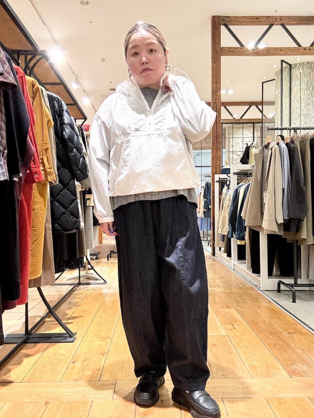 その他のシャツ/ブラウス、ブルー系のデニムパンツを着用したレディースの冬コーディネートの2枚目の写真